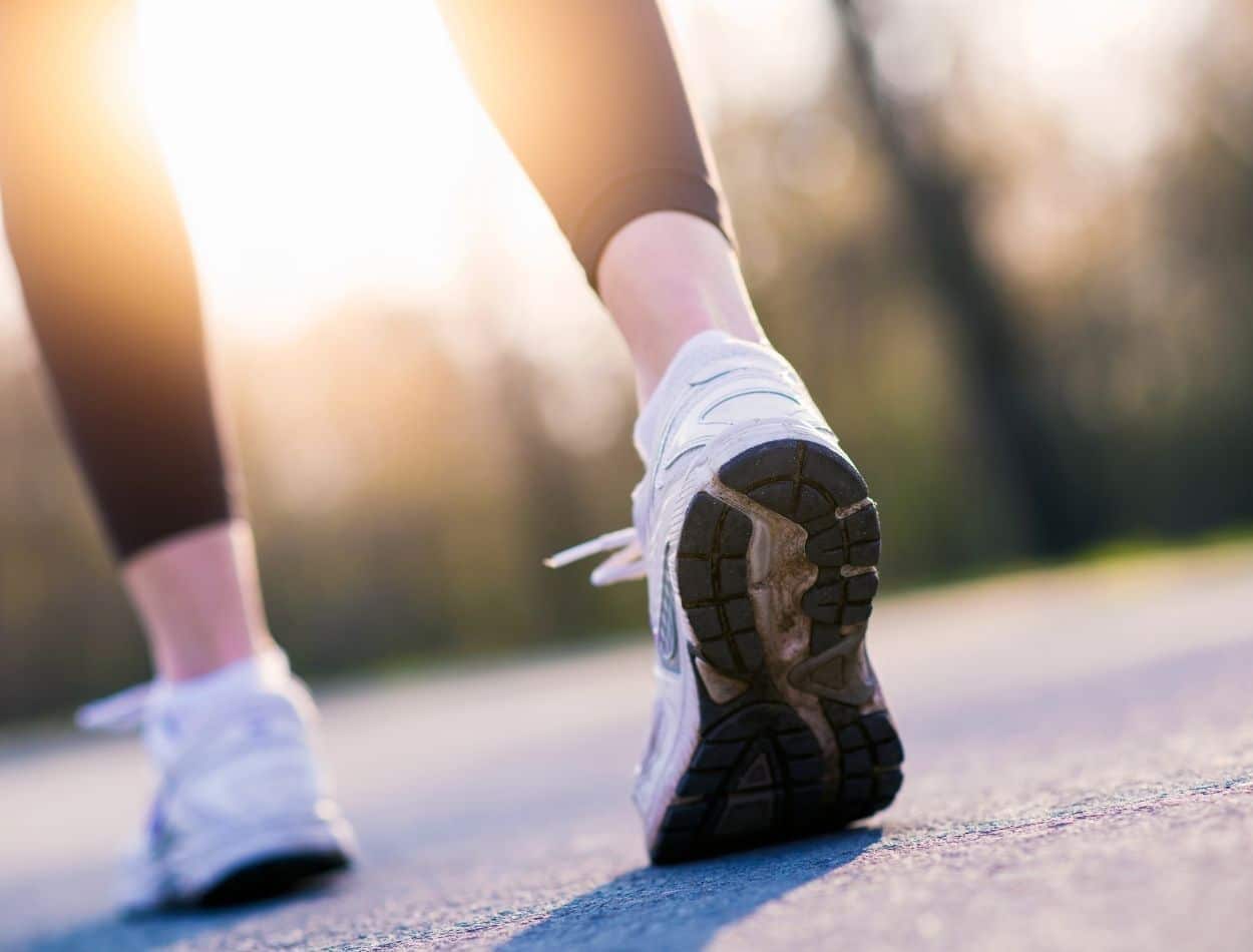 Será que você faz certo? Veja agora qual a forma correta de pisar ao caminhar 2 pessoa caminhando