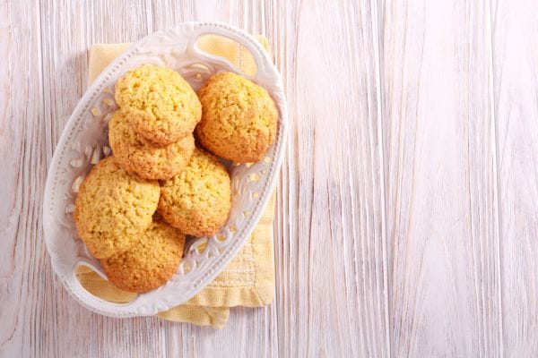 Broinha de fubá simples.