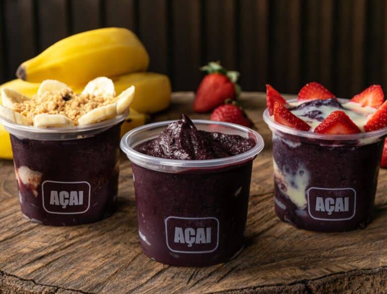 Benefícios do açaí: descubra 6 motivos para consumir a fruta e saiba se pode na dieta 7 Açaí com frutas in natura.