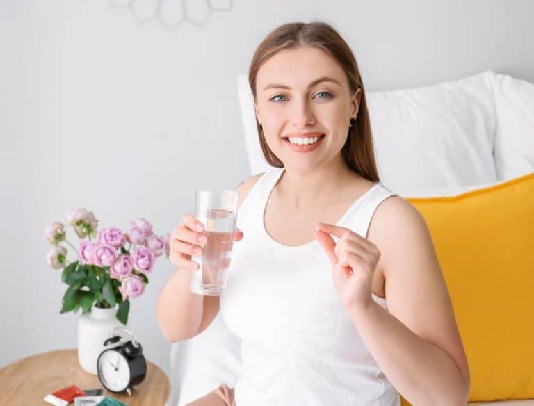 Mulher fazendo uso de suplemento alimentar.