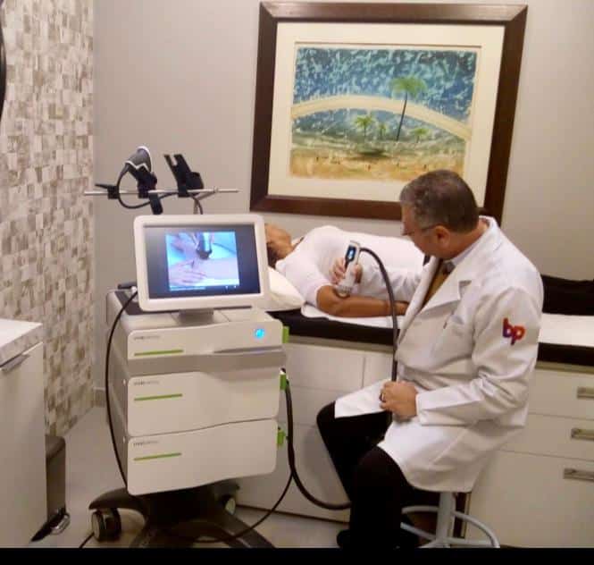 Dr. José Eid utiliza o equipamento em paciente (Imagem: Divulgação)
