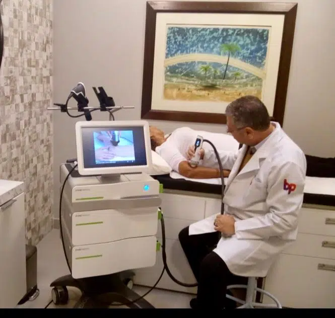 Dr. José Eid utiliza o equipamento em paciente (Imagem: Divulgação)