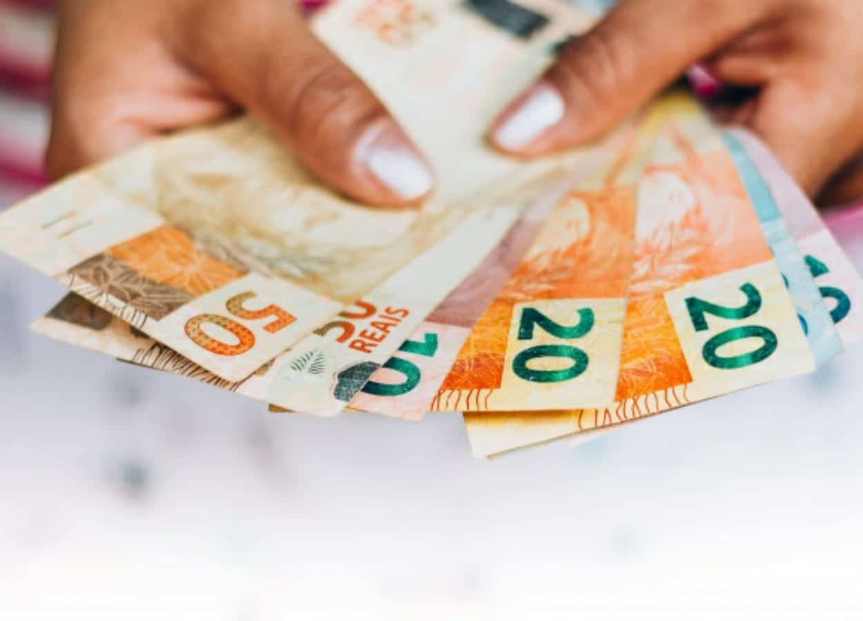O aumento salário mínimo 2021 de R$ 22,00 causa discussão entre Senadores