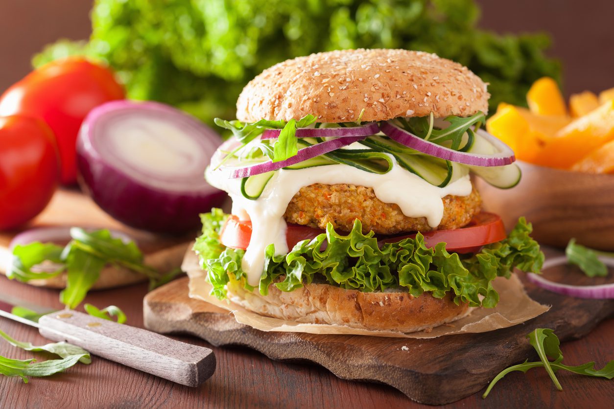 2 opções de hambúrguer vegano para você fazer agora mesmo; veja receitas