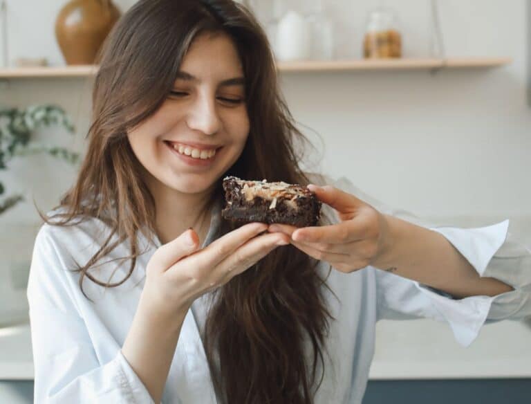 mulher comendo sobremesas saudáveis.