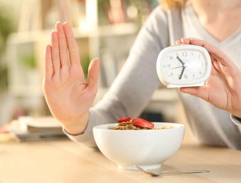 Como enganar a fome no jejum intermitente sem perder resultados? Confira essas dicas! 5 Como enganar a fome no jejum intermitente? Confira essas dicas!