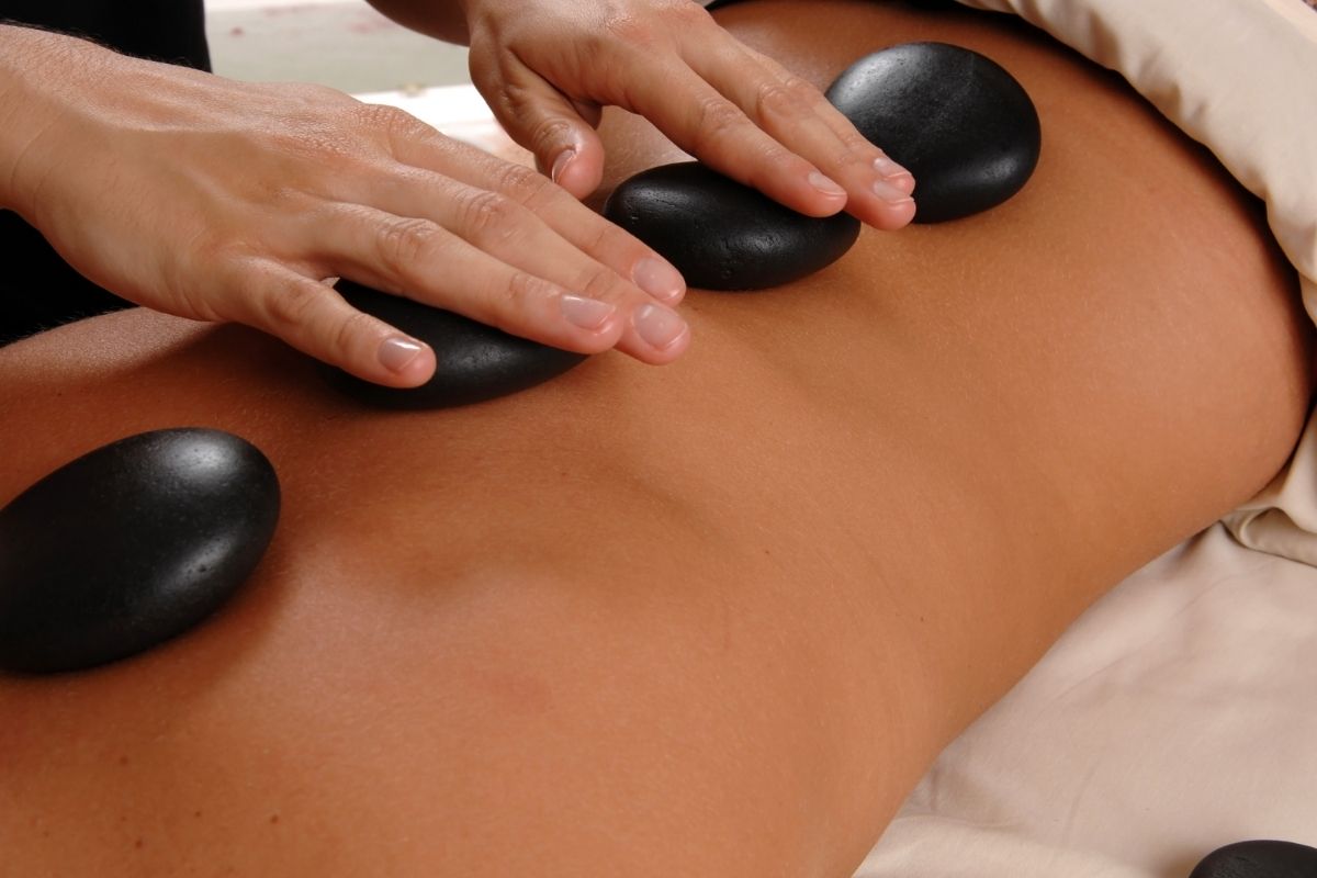 Massagem com pedras quentes e seus benefícios