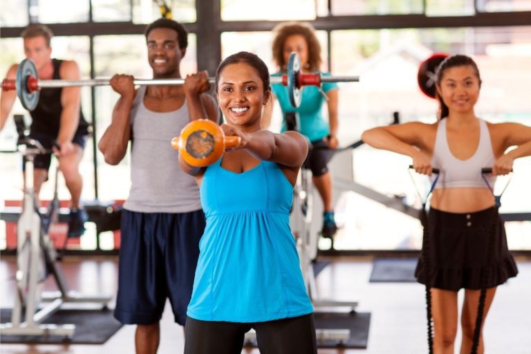 Look de academia; saiba o que vai bombar nessa estação e não fique de fora 8 roupas para academia