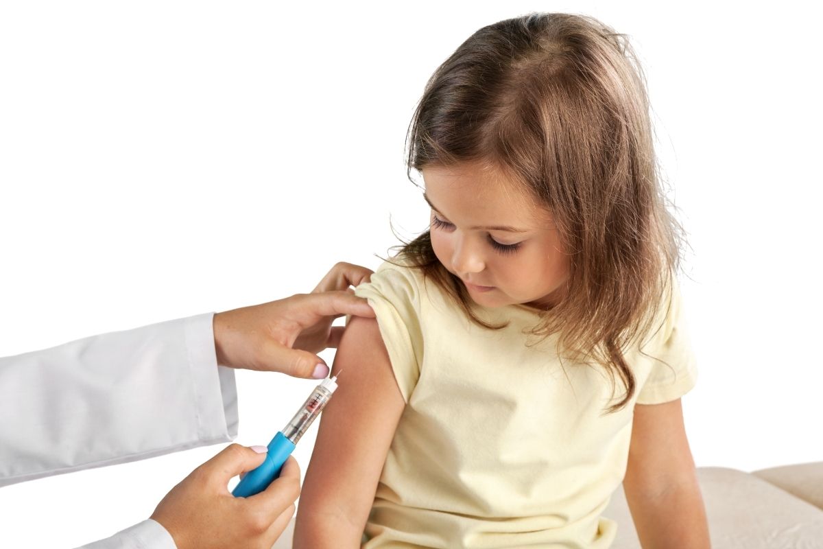 vacinação no braço direito