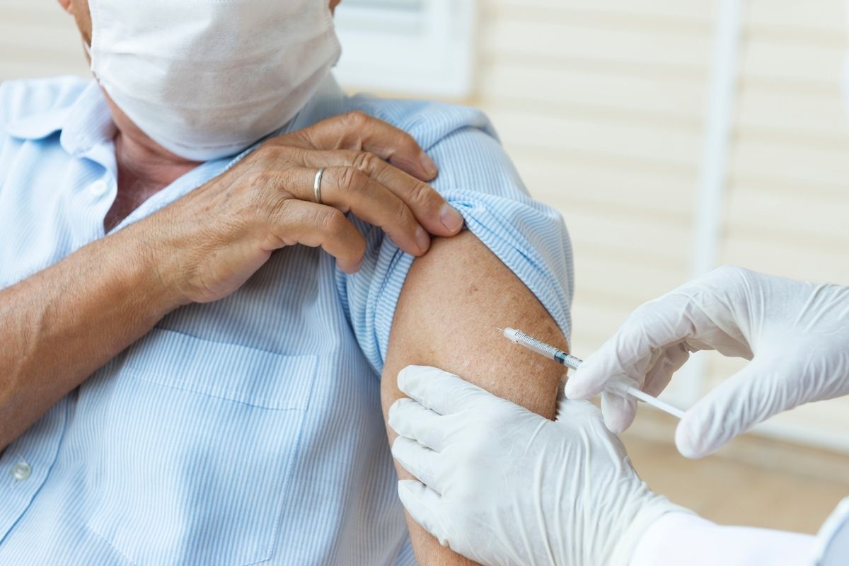Ministério da Saúde e vacina no braço