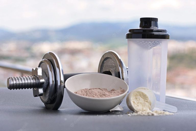 Qual a diferença entre whey protein concentrado, isolado e hidrolisado? 3 whey protein para treinar