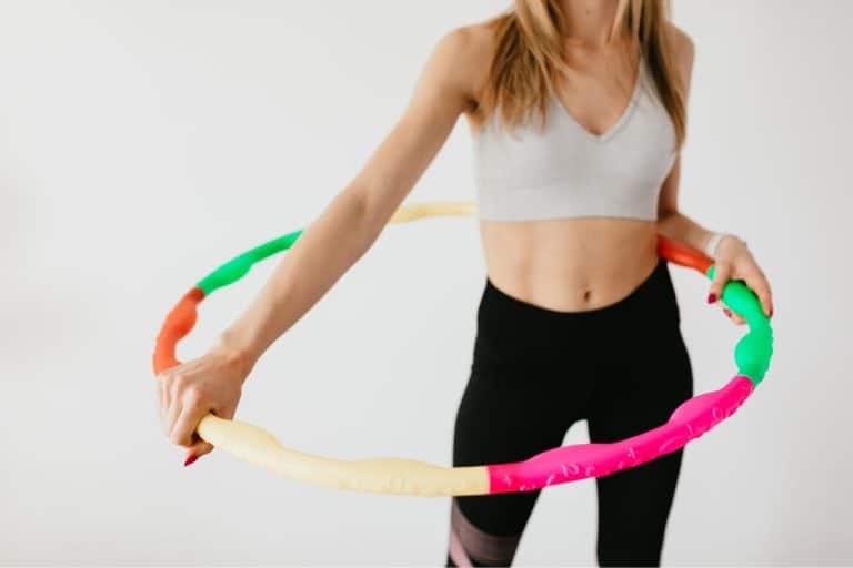 É verdade que bambolê afina a cintura? Faça o teste e perca muitas calorias 6 mulher usando bambolê