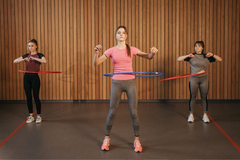 Como aprender a usar o bambolê? Passo a passo fácil para homens e mulheres 4 pessoas usando bambolê