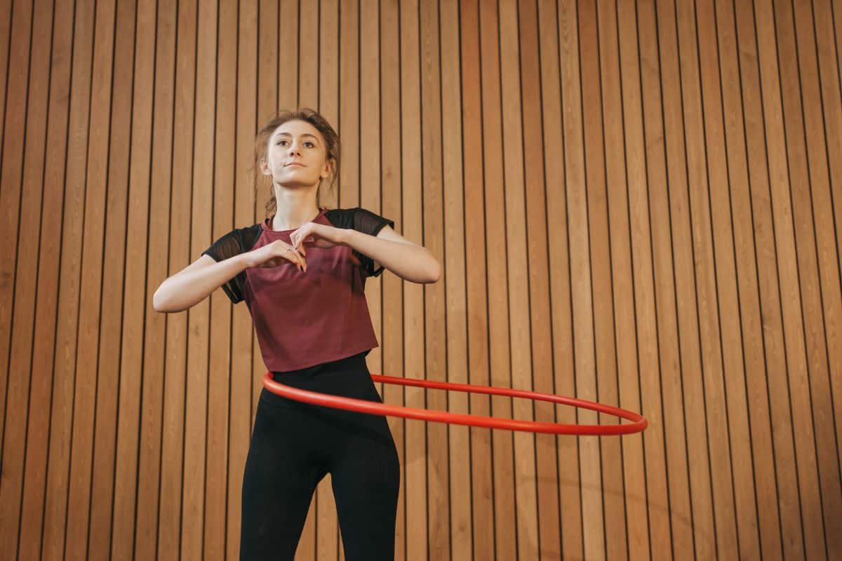 É verdade que bambolê afina a cintura? Faça o teste e perca muitas calorias 2 pessoa fazendo exercícios com bambolê