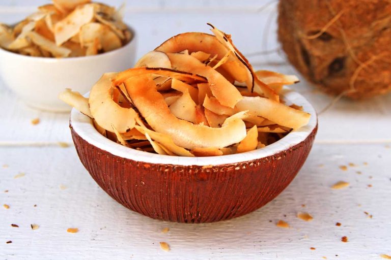 Chips de coco: veja como preparar o petisco perfeito que dá água na boca 5 chips de coco