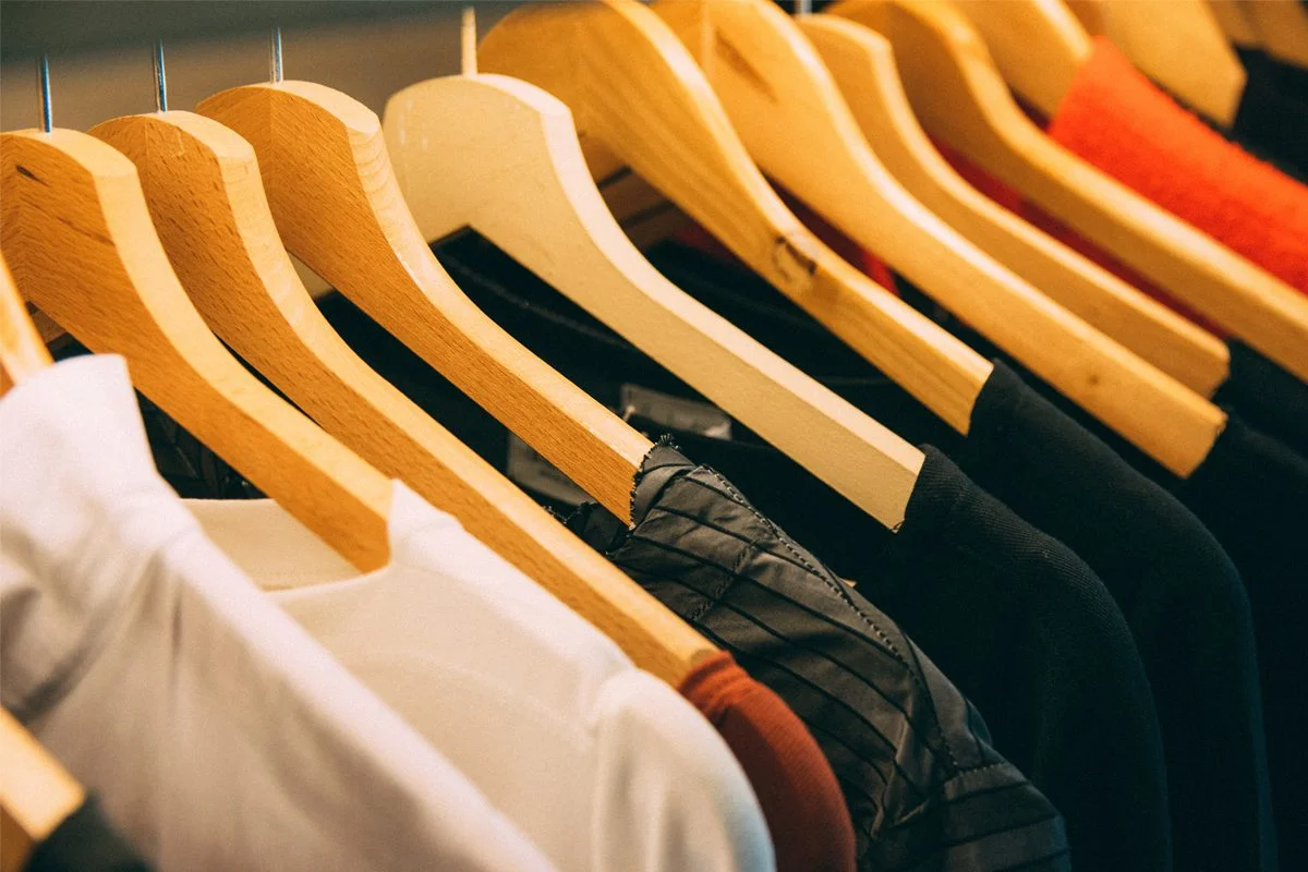 É necessário desinfetar roupas compradas em brechó?