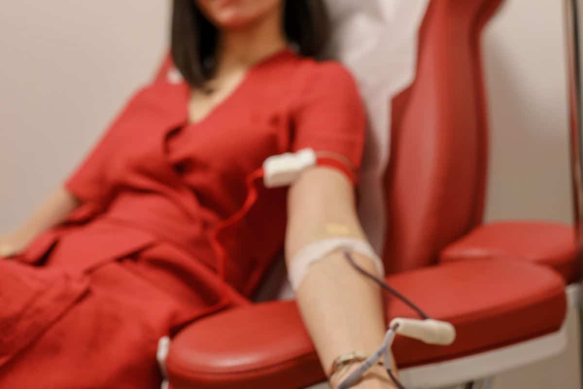 mulher doando sangue