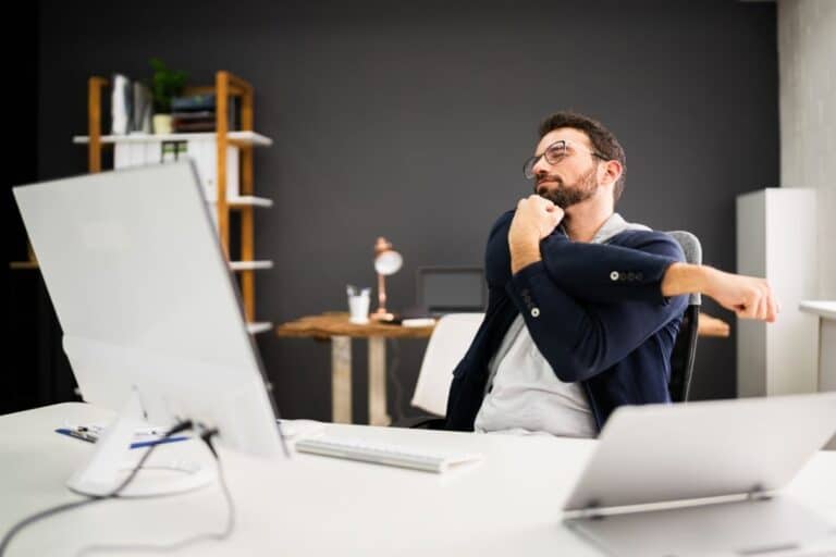 Conheça agora 5 exercícios para fazer sentado e ter mais disposição no seu dia 1 homem aprende exercícios para fazer sentado