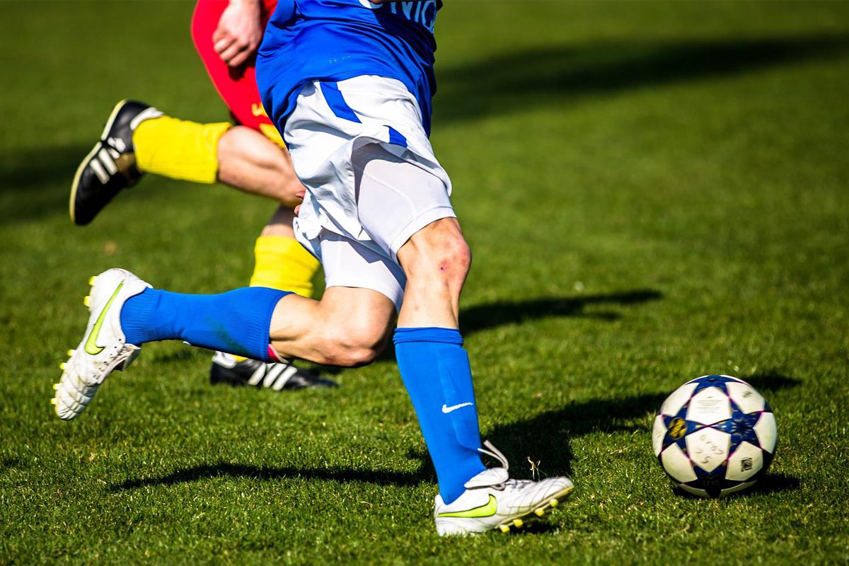 Jogar futebol emagrece? Veja os benefícios para o corpo