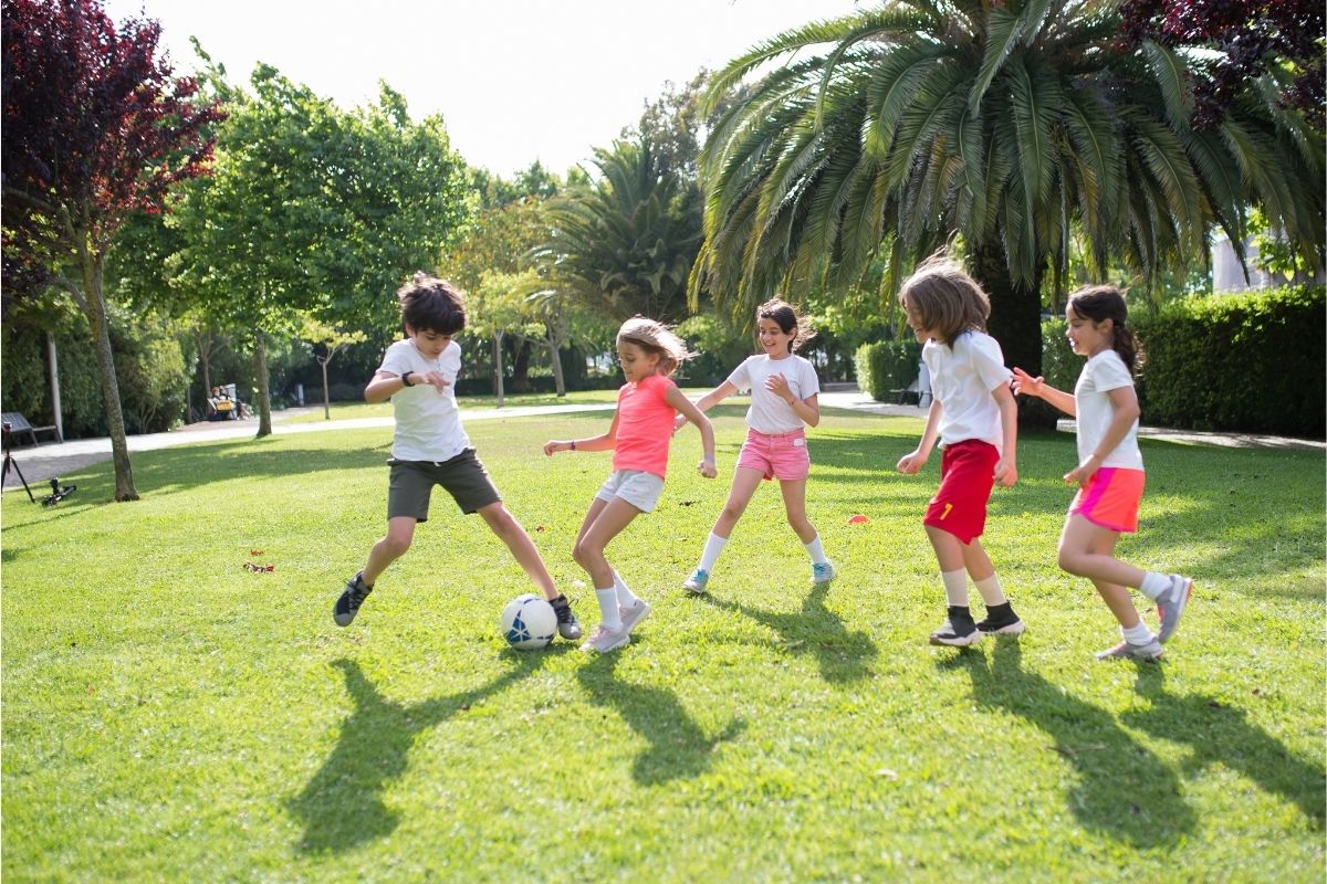 crianças jogando bola