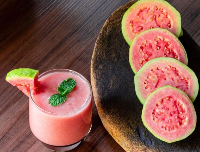 Goiaba é low carb? Tem carboidrato? Veja como inserir corretamente na sua dieta 6 Goiaba low carb com poucos carboidratos.