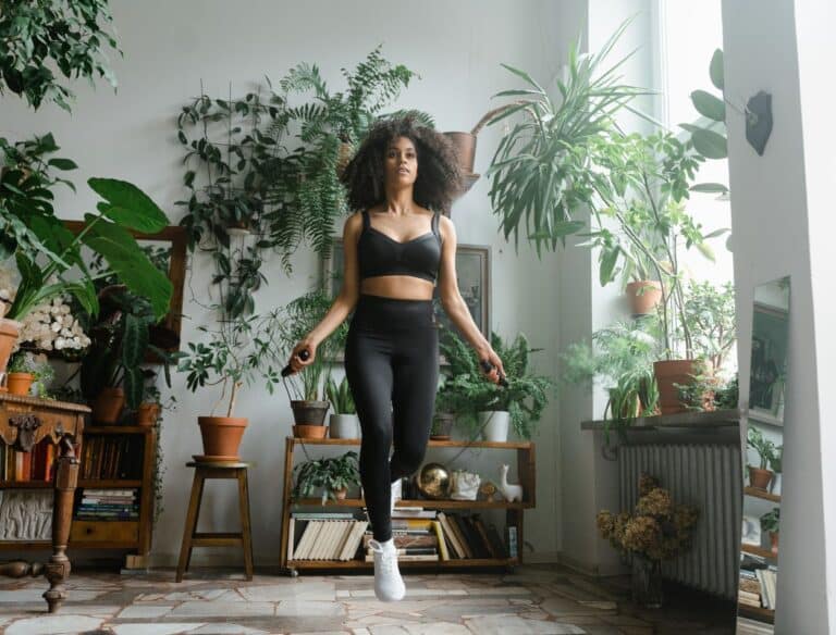 Pular corda emagrece e faz bem: descubra 10 benefícios para quem pratica 7 Moça a pular corda