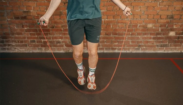 Pular corda emagrece os braços? 10 benefícios para praticar