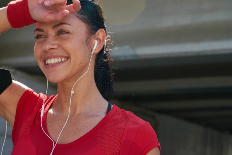 Não deu tempo de lavar o cabelo depois do treino? Será que suor nos fios faz mal? Saiba mais 8 suor no cabelo