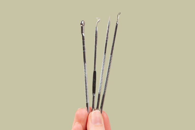 Evite problemas! Saiba quais os riscos de usar extrator de cravos e espinhas sem higienizá-los corretamente 5 Quais os riscos de usar extrator de cravos e espinhas sem higienizá-los corretamente? Veja como fazer