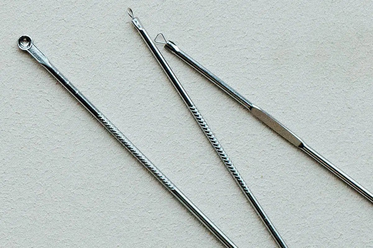 Quais os riscos de usar extrator de cravos e espinhas sem higienizá-los corretamente? Veja como fazer