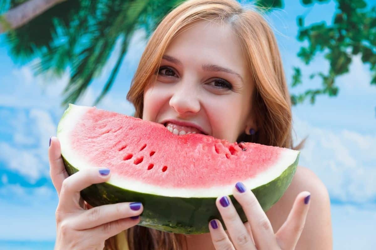 mulher comendo e aproveitando os benefícios da melancia