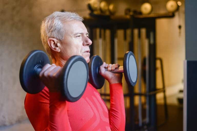 homem experimentando os benefícios da musculação