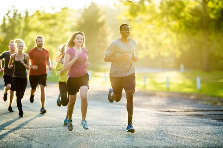 Quer começar a correr? Veja como se preparar e ter músculos resistentes 1 começar a correr no parque com amigos