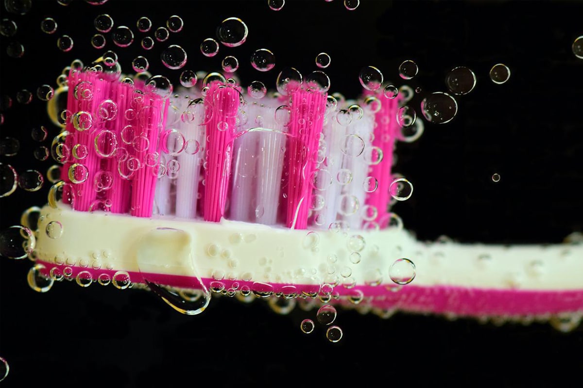 Como fazer limpeza profunda da escova de dentes