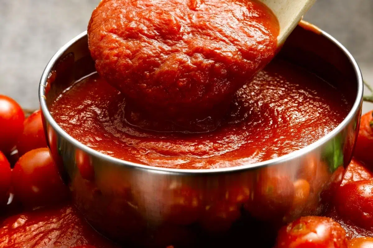 tigela com extrato de tomate caseiro 