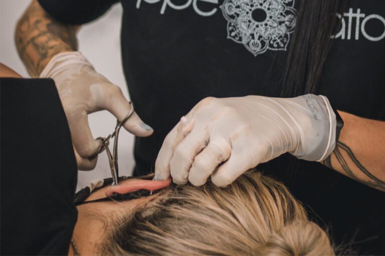 Quais cuidados deve-se observar ao fazer o segundo furo na orelha? 6 fazendo segundo furo na orelha?