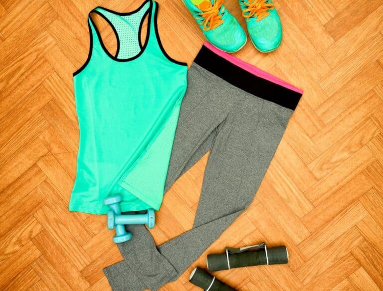 Qual a melhor maneira de higienizar as roupas de treino em casa? Descubra aqui 6 roupas-de-academia