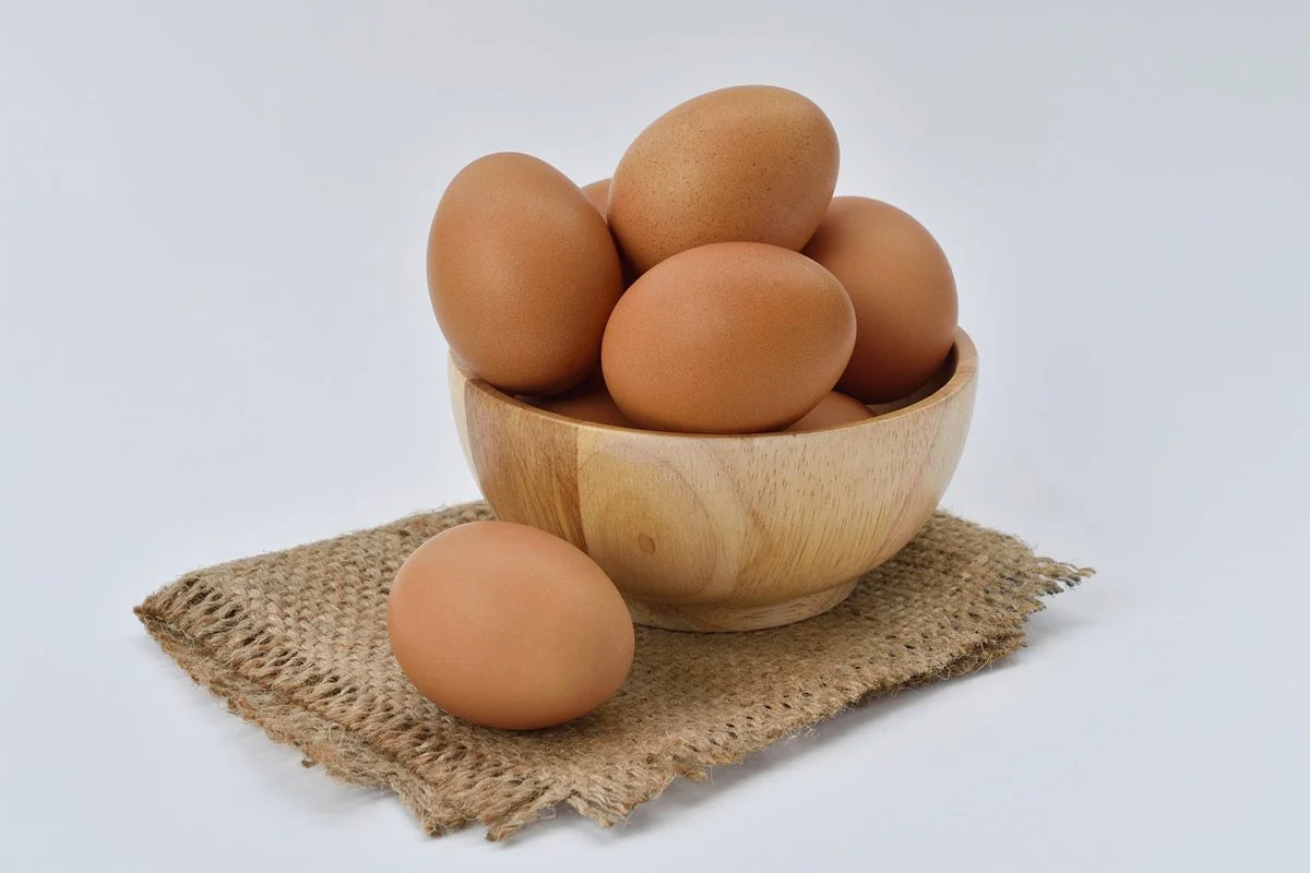 É correto lavar o ovo antes de usar?
