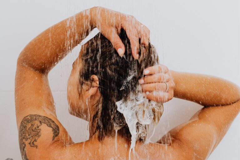 Veja o passo a passo correto para lavar os cabelos e deixá-los realmente limpos 2 Mulher sem dificuldades de lavar os cabelos