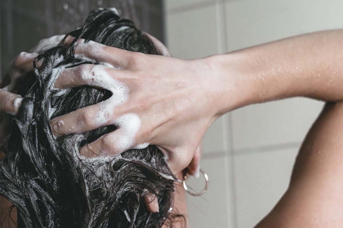  lavar os cabelos com shampoo
