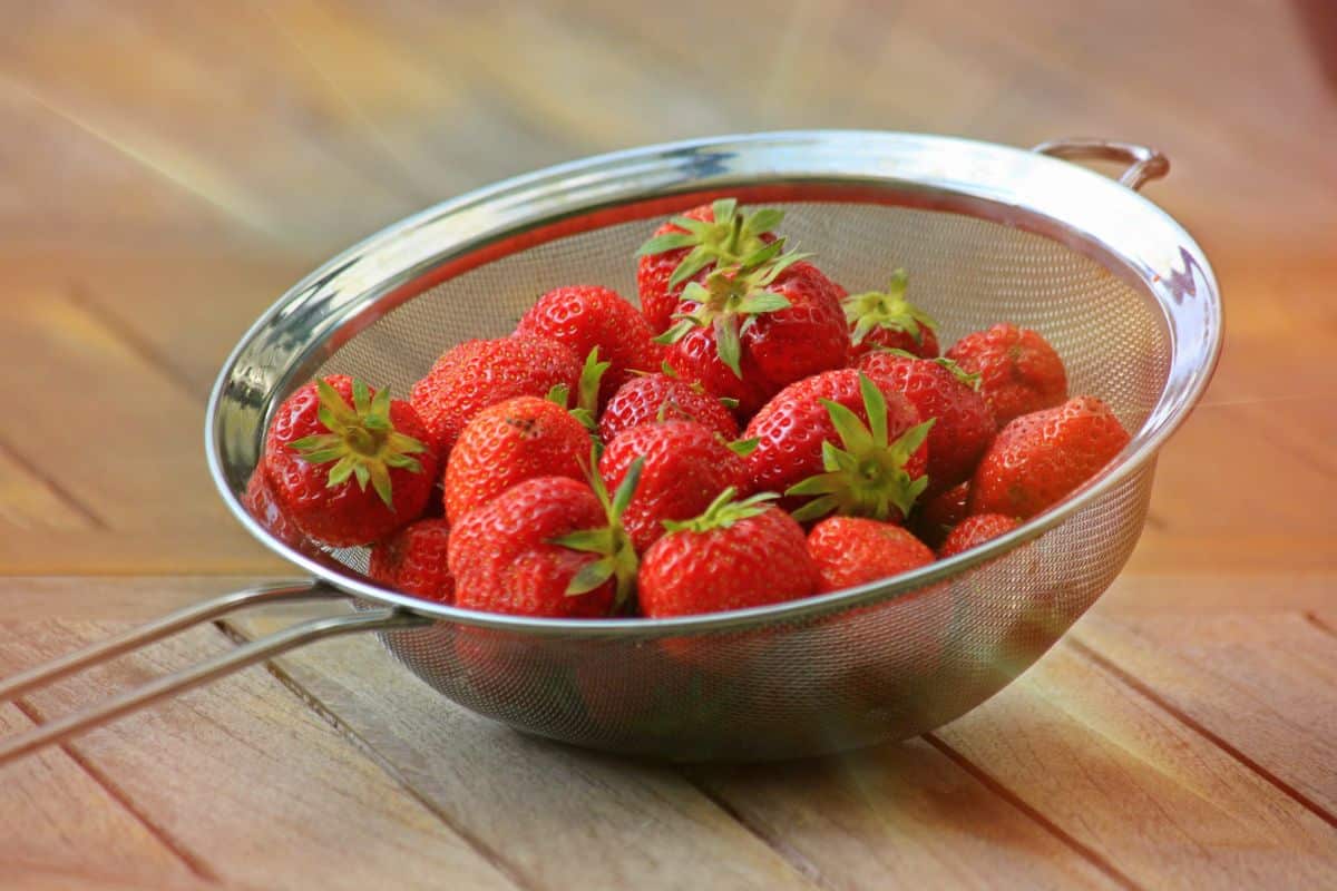 Morango é lowcarb? Veja lista de benefícios e como consumir 1 morango