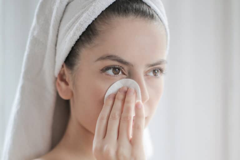 Como fazer para limpar a pele do rosto diariamente?