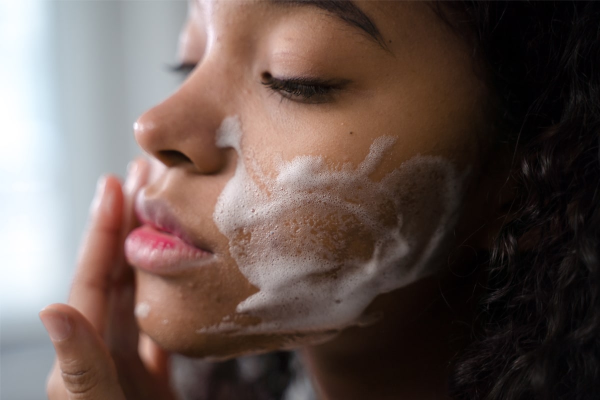 Como fazer para limpar a pele do rosto diariamente?