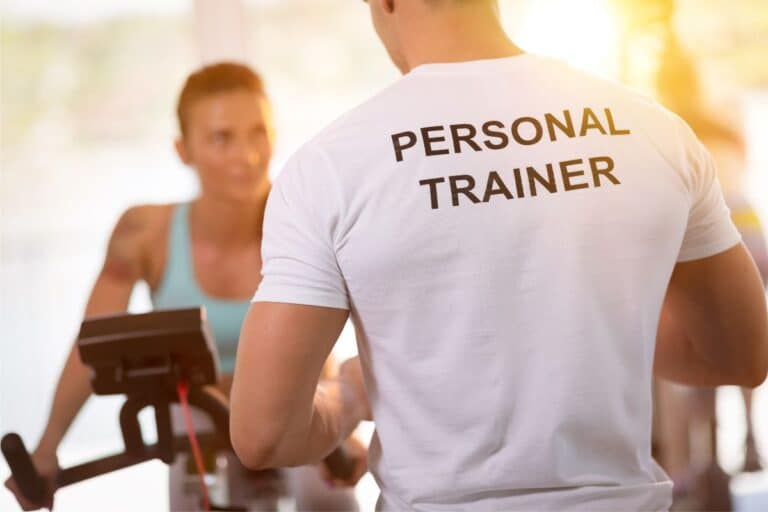 Quer contratar um personal trainer? Veja o que você precisa saber antes para não cair em roubadas 1 presonal trainer na academia