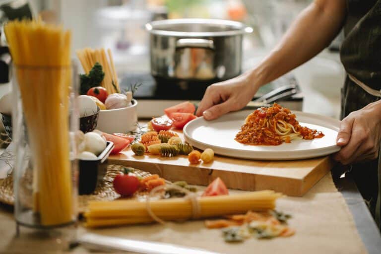 Fuja dos 05 erros ao preparar alimentos e proteja sua saúde sem hesitar 3 Pessoa aprendendo como preparar alimentos