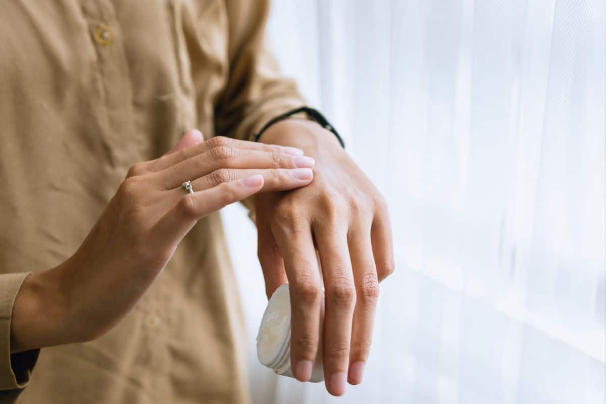 Como amenizar rugas nas mãos? Aprenda e recupere a auto estima 1 mulher com rugas nas mãos