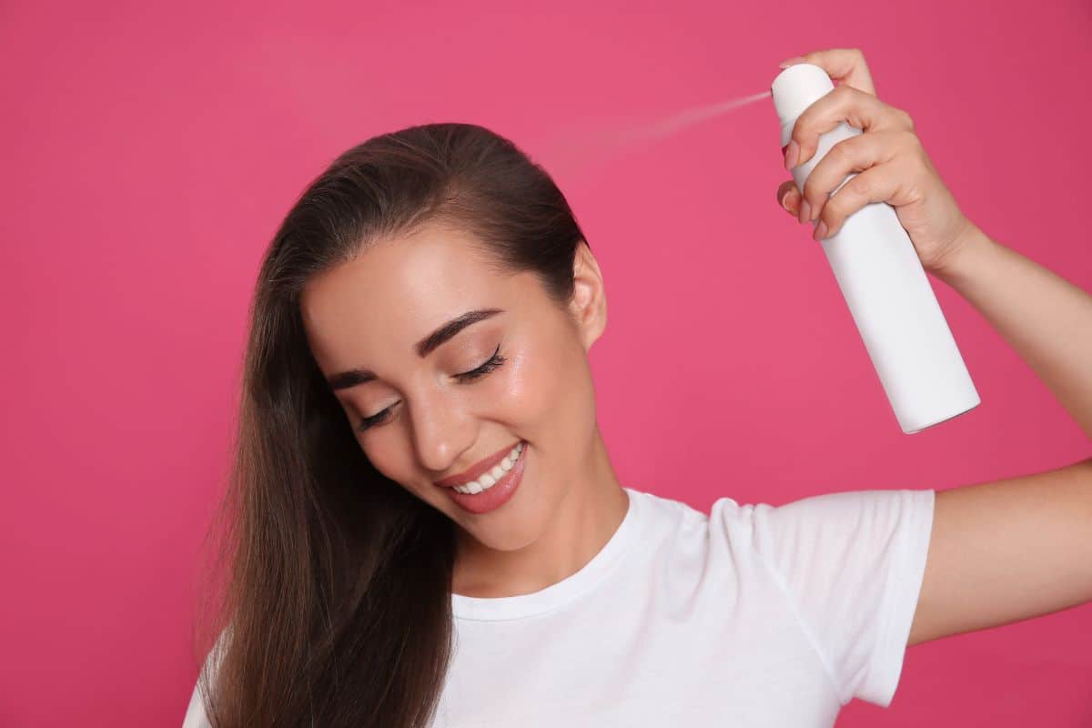 Shampoo a seco é bom para quem tem caspa? Fique atento(a) a essas dicas 2 mulher usando shampoo seco