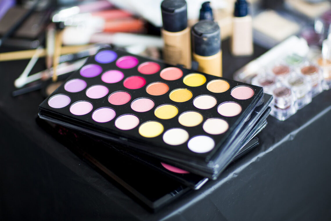 Usar maquiagem vencida dá problemas de pele? Confira e saiba se você