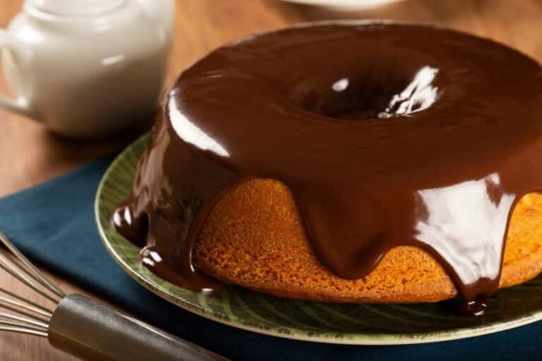 Bolo saudável de cenoura com cobertura: impossível comer um pedaço só! 2 Bolo saudável de cenoura com cobertura desenformado