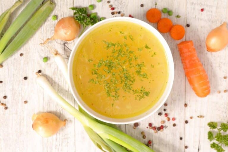 Caldo de legumes saudável: confira 2 opções para preparar em casa e deixar a refeição mais saborosa 5 tigela com caldo de legumes saudável